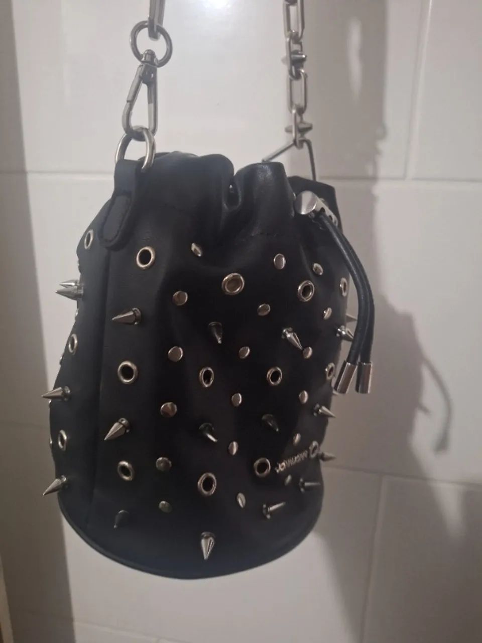 Bolsa feminina estilo bucket com spikes e correntes - Foto 3