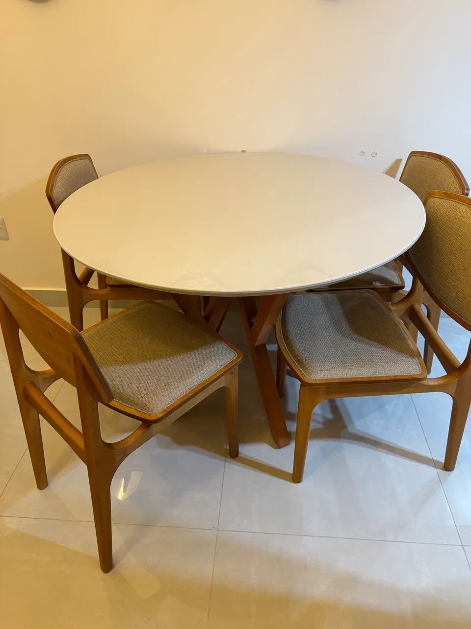 Vendo mesa de jantar 4 lugares 
