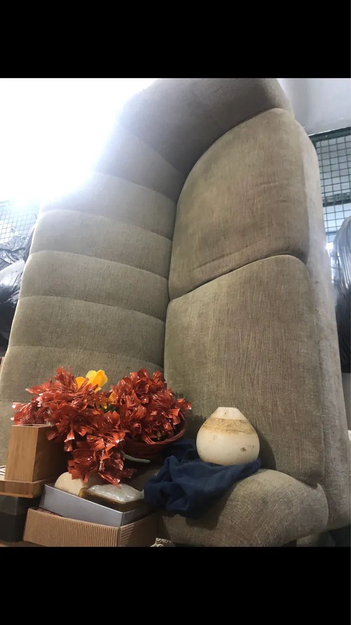 Vendo 3 sofás 2 de 2 lugares e um de 3 para consertar .  - Foto 2