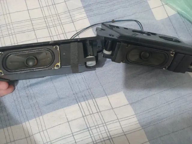 vende-se um par de alto falantes de tv lg 32ln5400 - Foto 2