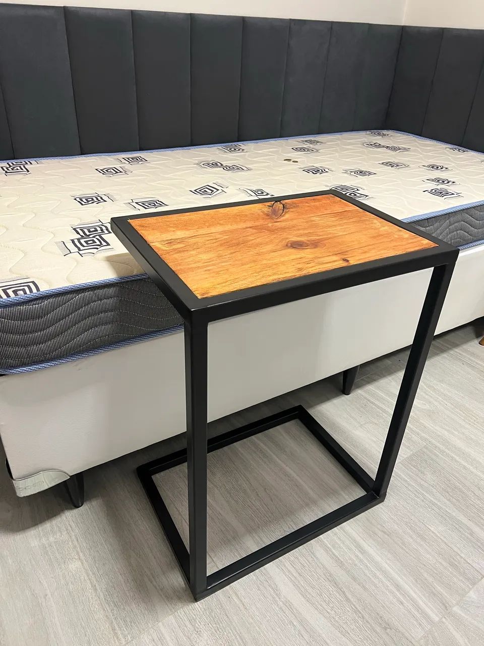 ? MESA DE APOIO PARA CAMA ? METALON + MADEIRA - Foto 4