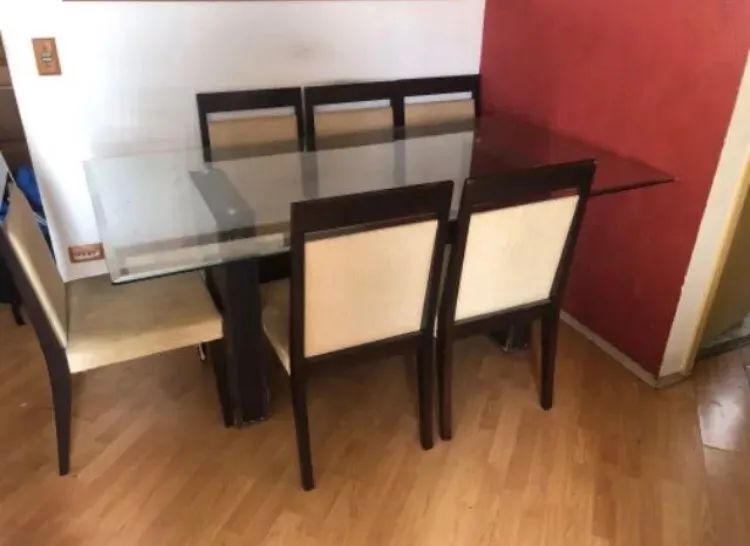 Mesa com 06 cadeiras 
