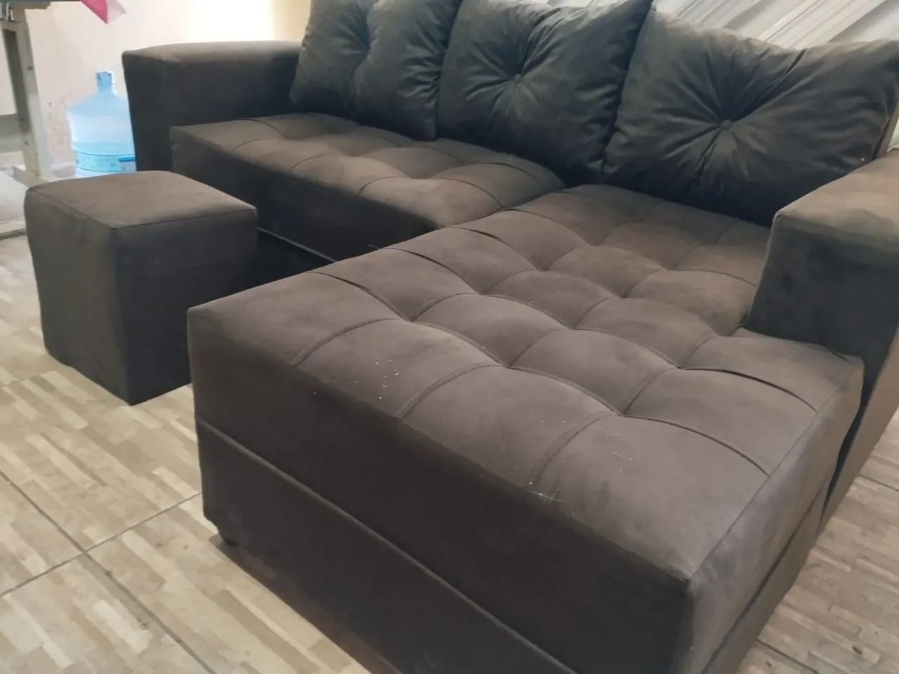 Promoção sofá 3 lugares acompanha um puff 