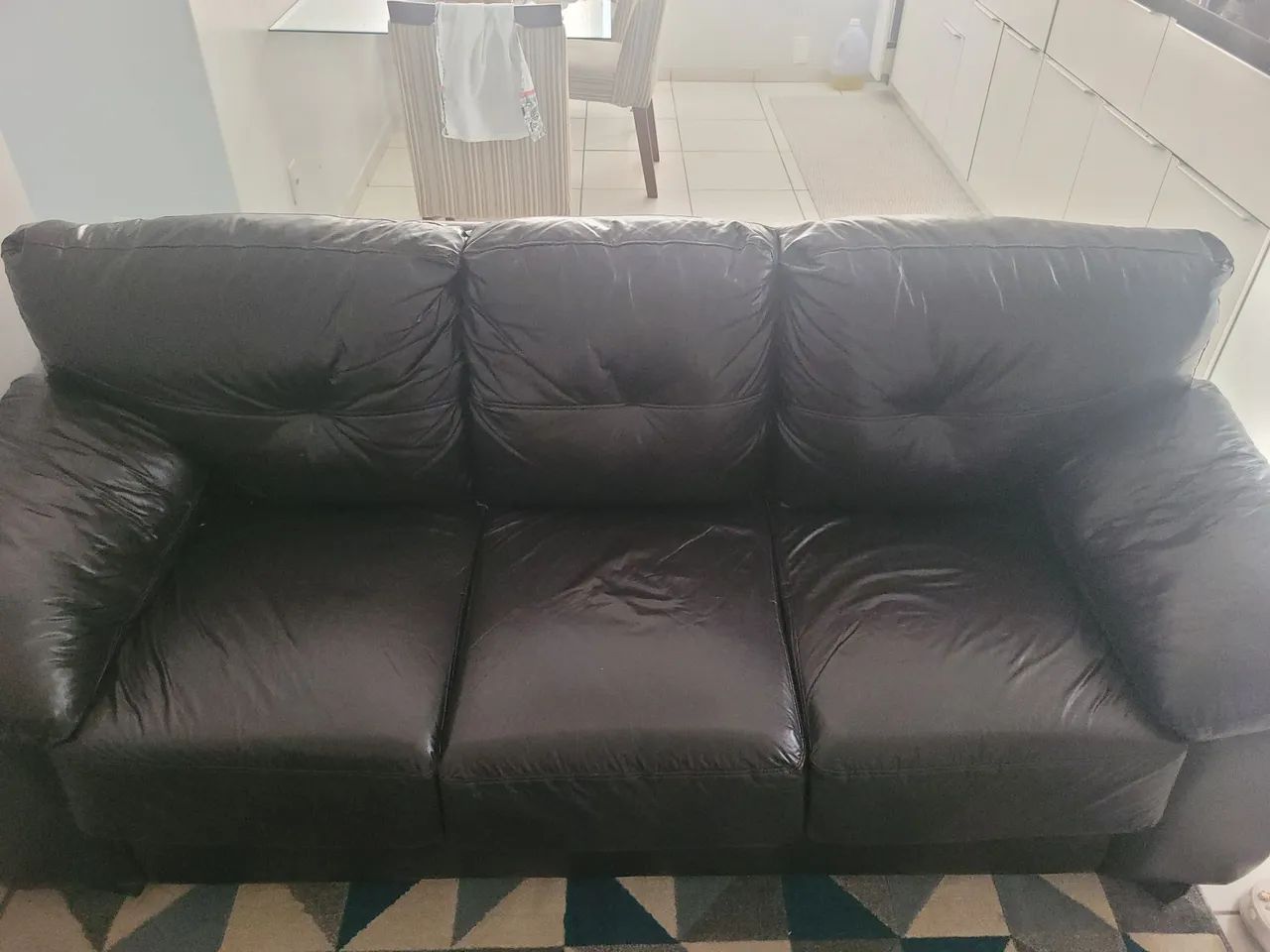 Sofá de 3 lugares e mesa com 6 cadeiras