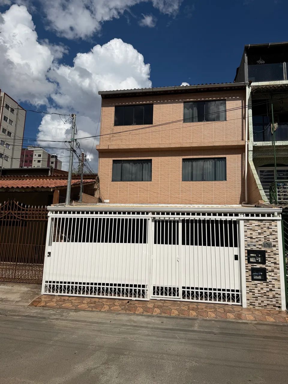 Sobrado com três apartamentos grandes 