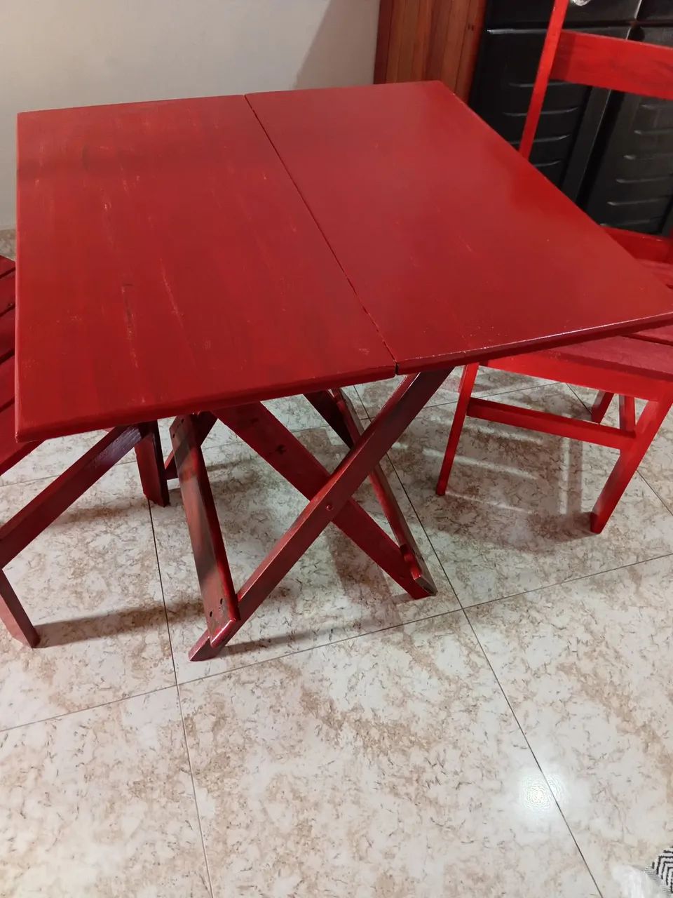 Mesa de madeira com 2 cadeiras 65 reais - Foto 5