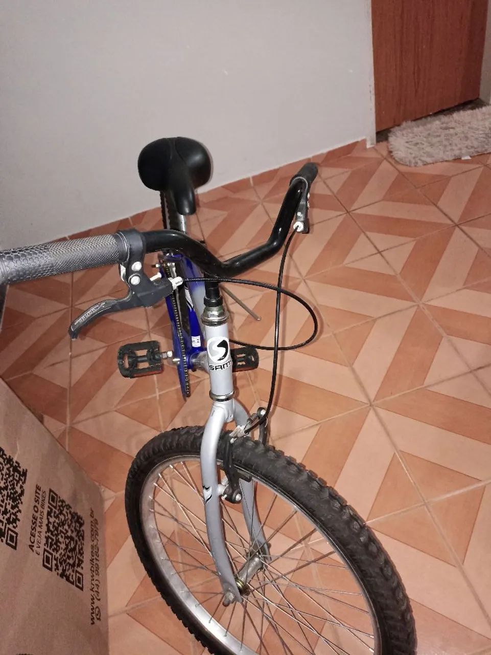 Bicicleta aro 24 seminova samy infantil cor azul e prata. - Foto 2