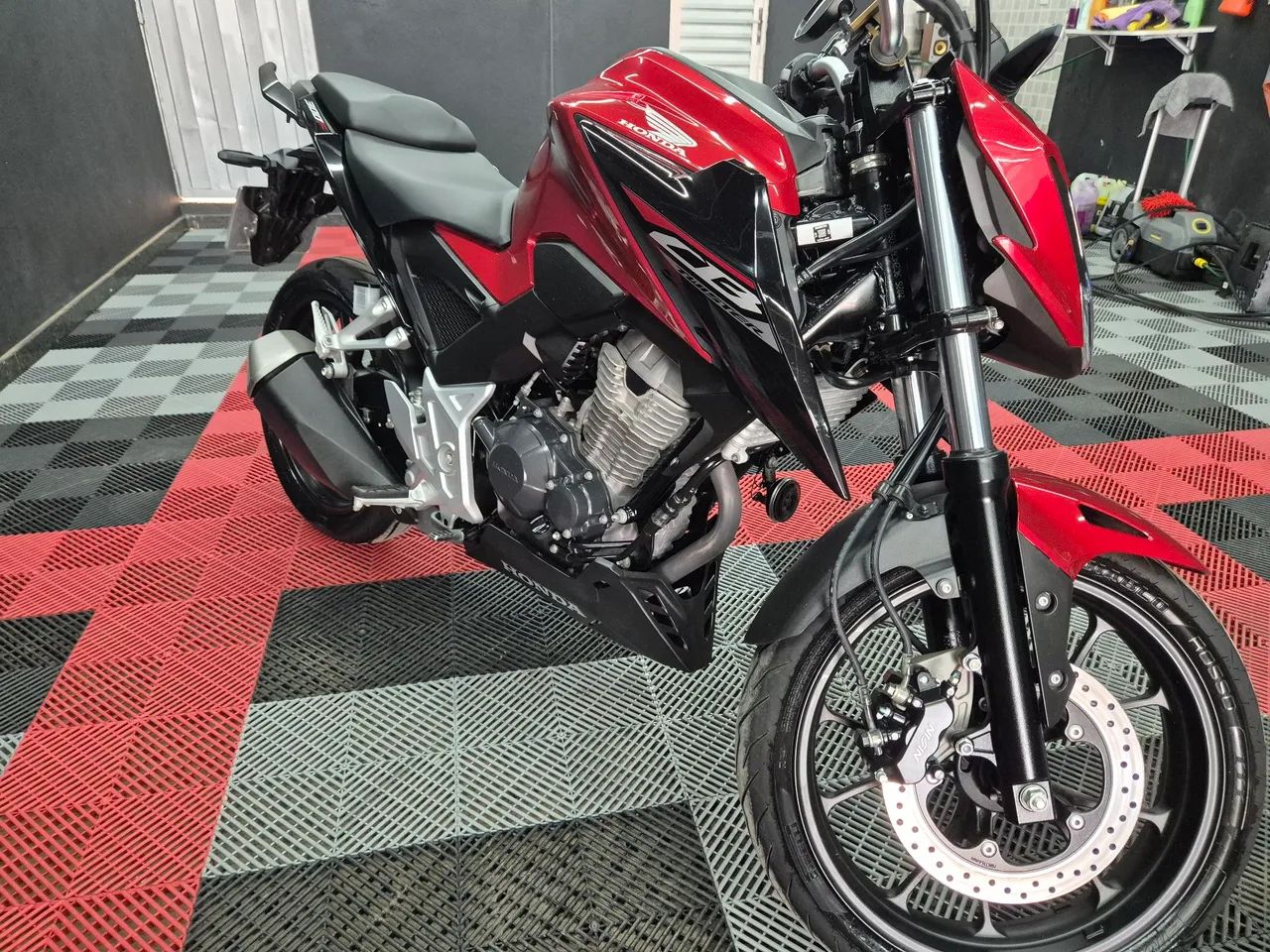 CB 300F CBS , único dono com garantia de fábrica impecável nunca caiu e nunca foi em lava  - Foto 2