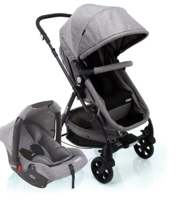 Carrinho de Bebe com bebe conforto completo.