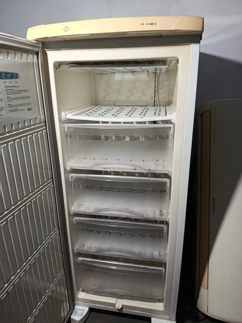 Freezer Vertical Electrolux FE18 (145L) - Perfeito Estado e Com capa! - Foto 3