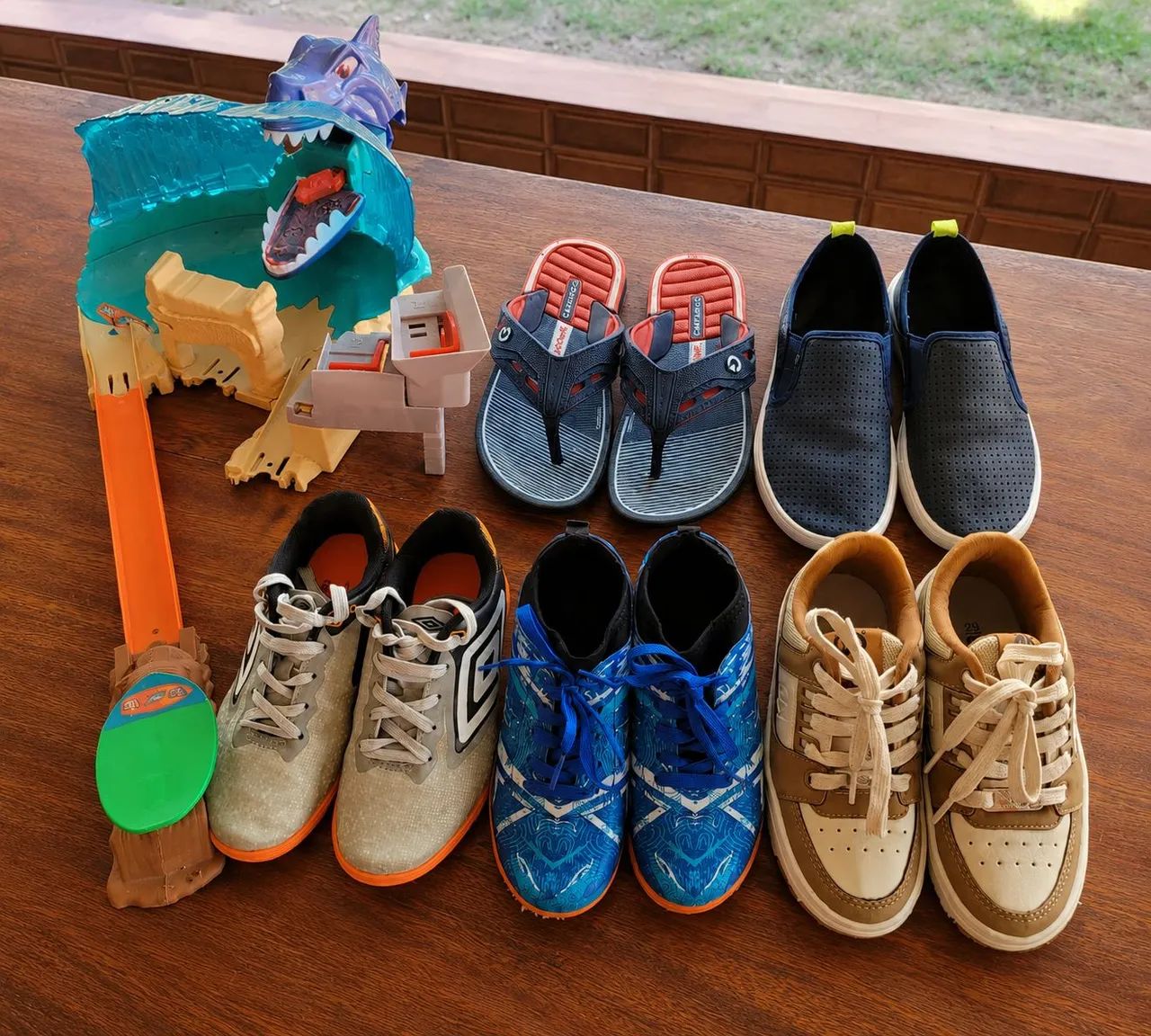 Sapato infantil e brinquedo