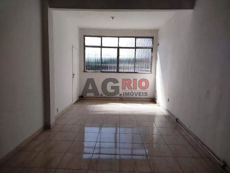 TRÊS SALAS COMERCIAIS À VENDA COM TOTAL DE 1.100 M² NO CAMPINHO