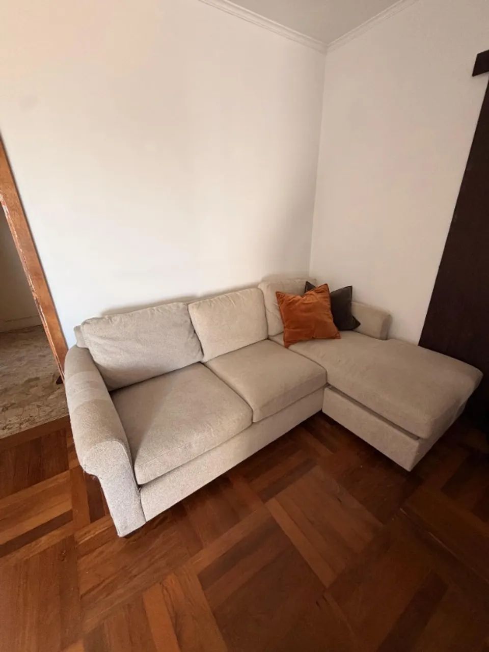Sofá seccional Crate & Barrel 3 lugares com chaise e baú - 220cm, capa removível