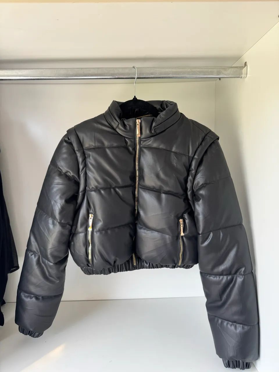 jaqueta puffer couro cropped feminina