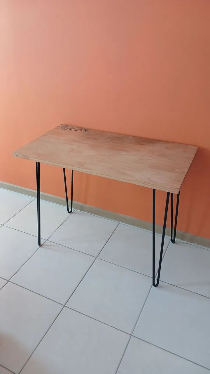 Mesa de madeira com pés de metal