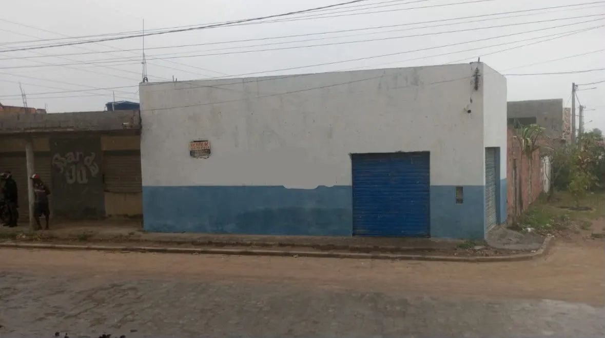 Prédio com terreno anexo. Bairro Caseb