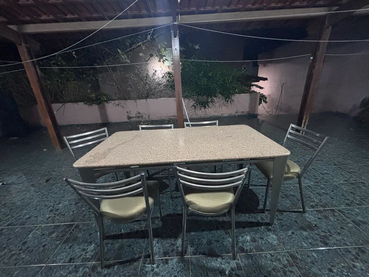 Mesa com tampo de granito com 6 cadeiras 