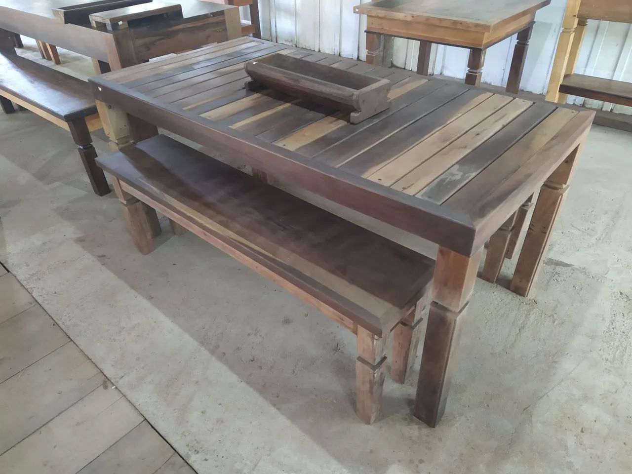 Mesa e bancos