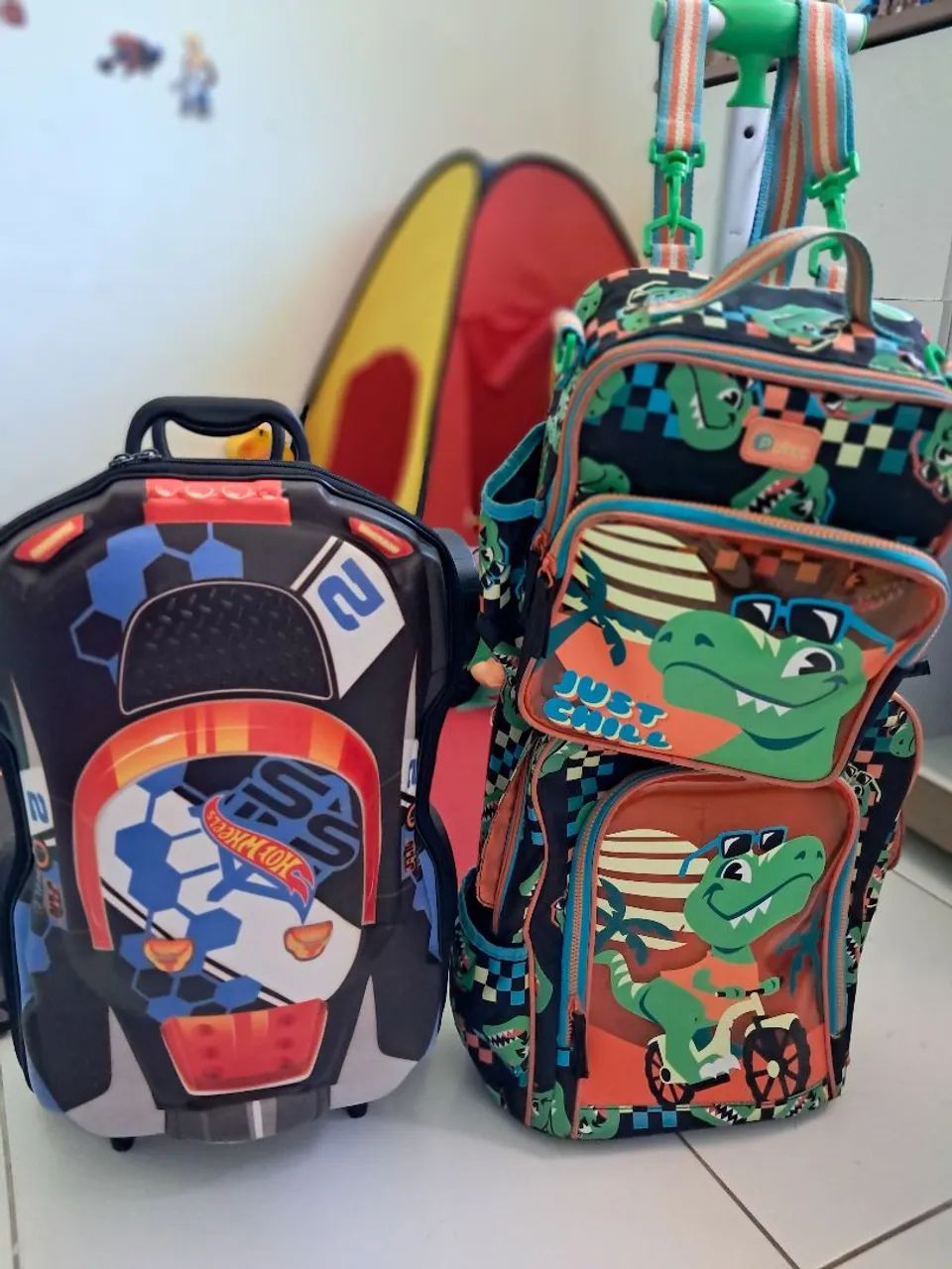 Bolsa da Puket e Hot wheels seminovas e conservadas 