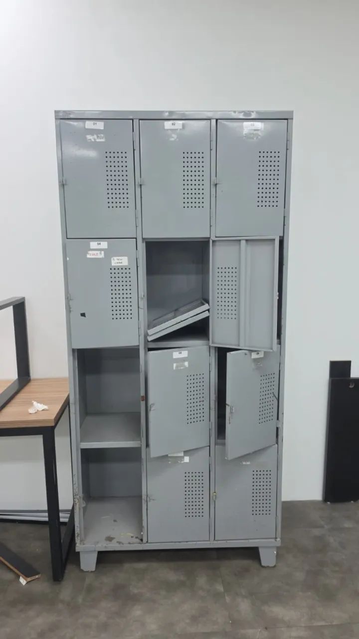 Armário Roupeiro de Aço com 9 Portas