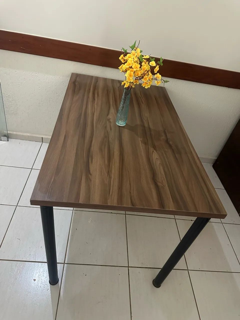 Mesa em mdf com pernas de ferro