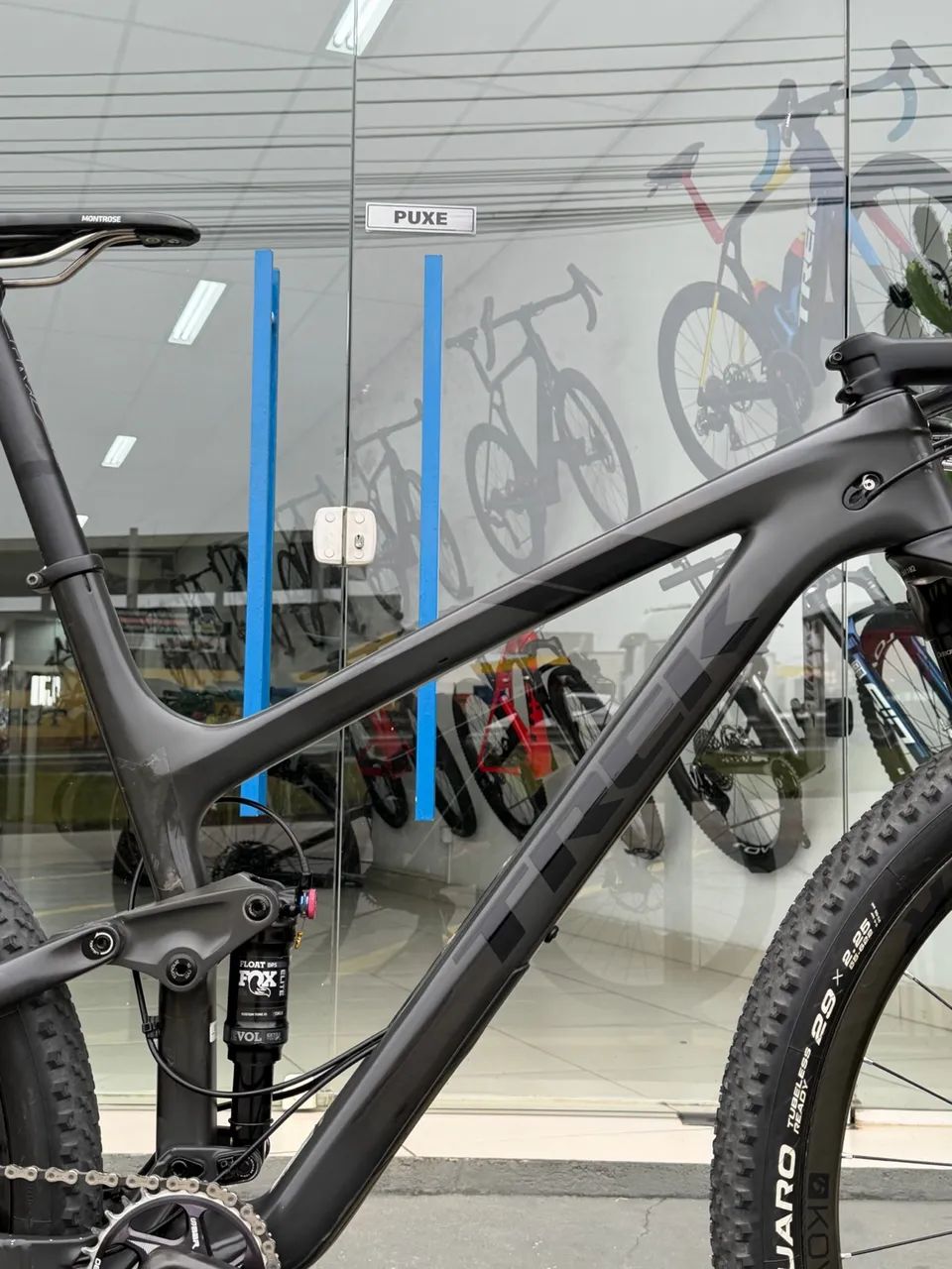 TREK TOP FUEL 9.8 CARBONO - L 19,5 - SRAM GX 12V - SUSPENSÃO ROCK