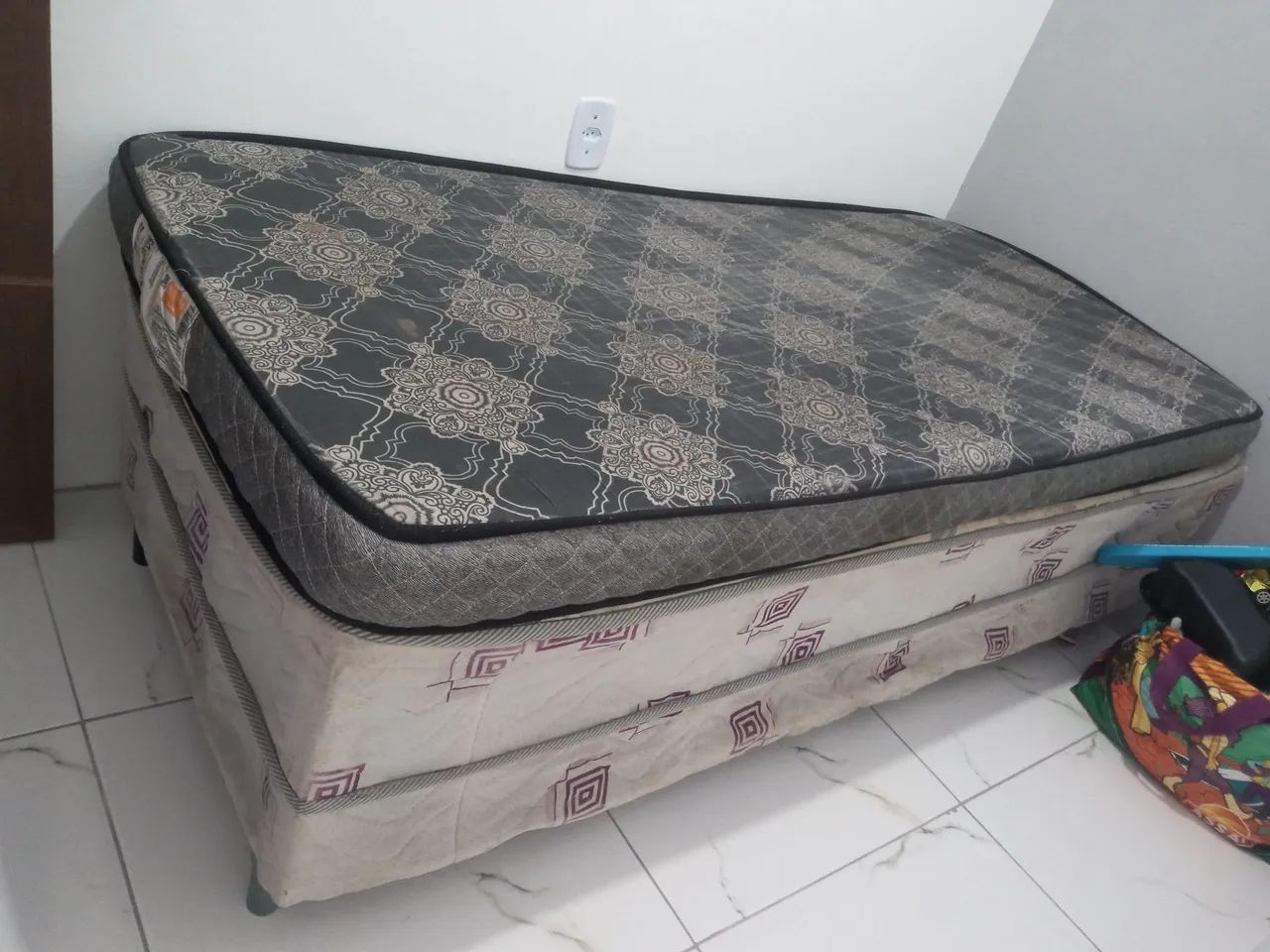 Vendo cama de solteiro com colchao 290 reais - Foto 2