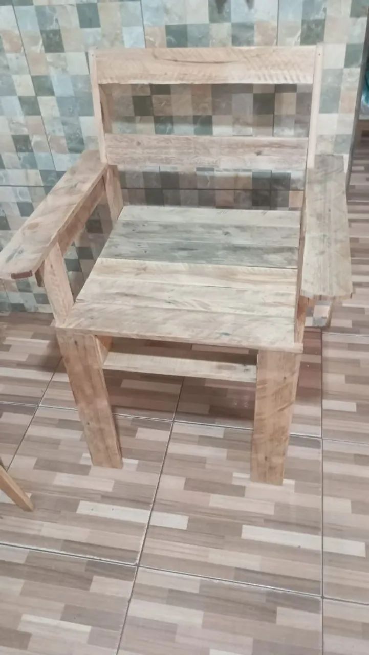 Vender se cadeira de madeira 