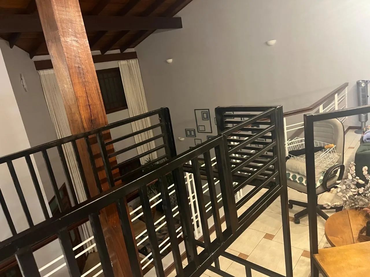Cama beliche com escada móvel em prateleiras. - Foto 4
