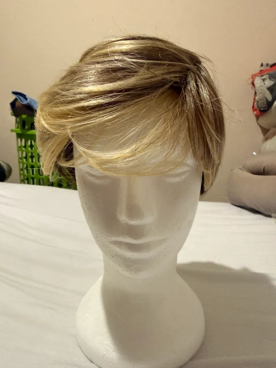Vendo peruca curta na loja HD MAKE HAIR , praticamente nova . 