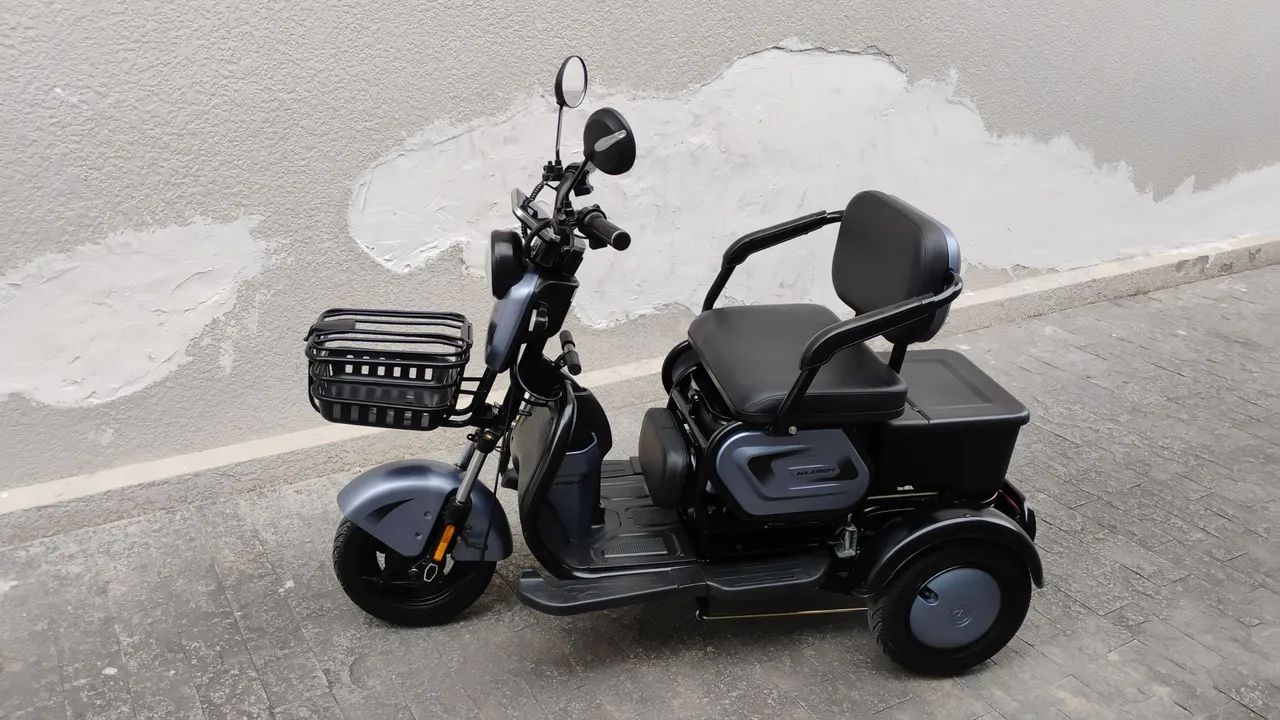 Triciclo elétrico seminovo 