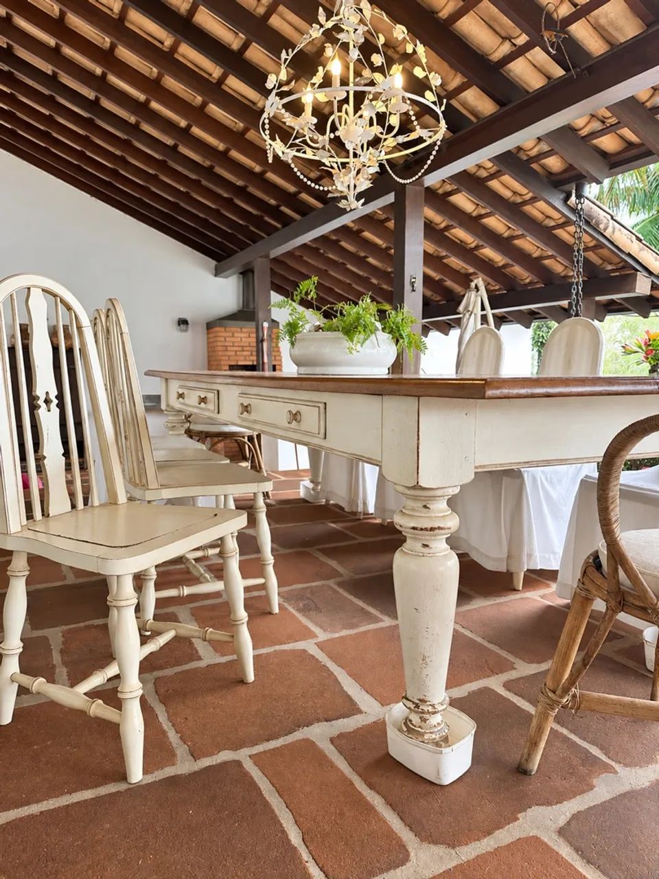 Mesa de jantar de 3 metros em madeira maciça + 8 cadeiras e 2 poltronas - Foto 3