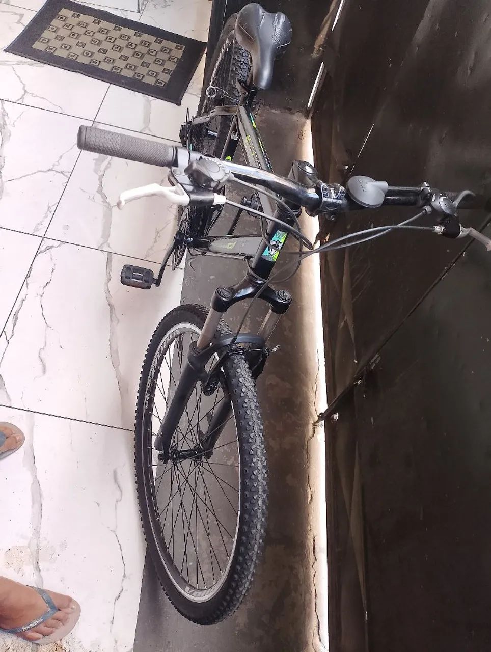 Vende-se duas bicicletas uma com marcha e outra sem