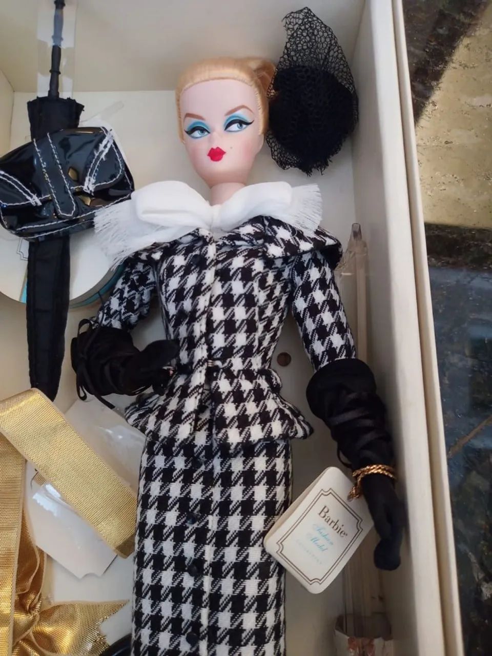 Boneca Barbie Fashion Model Collection Walking Suit Silkstone - Foto 3