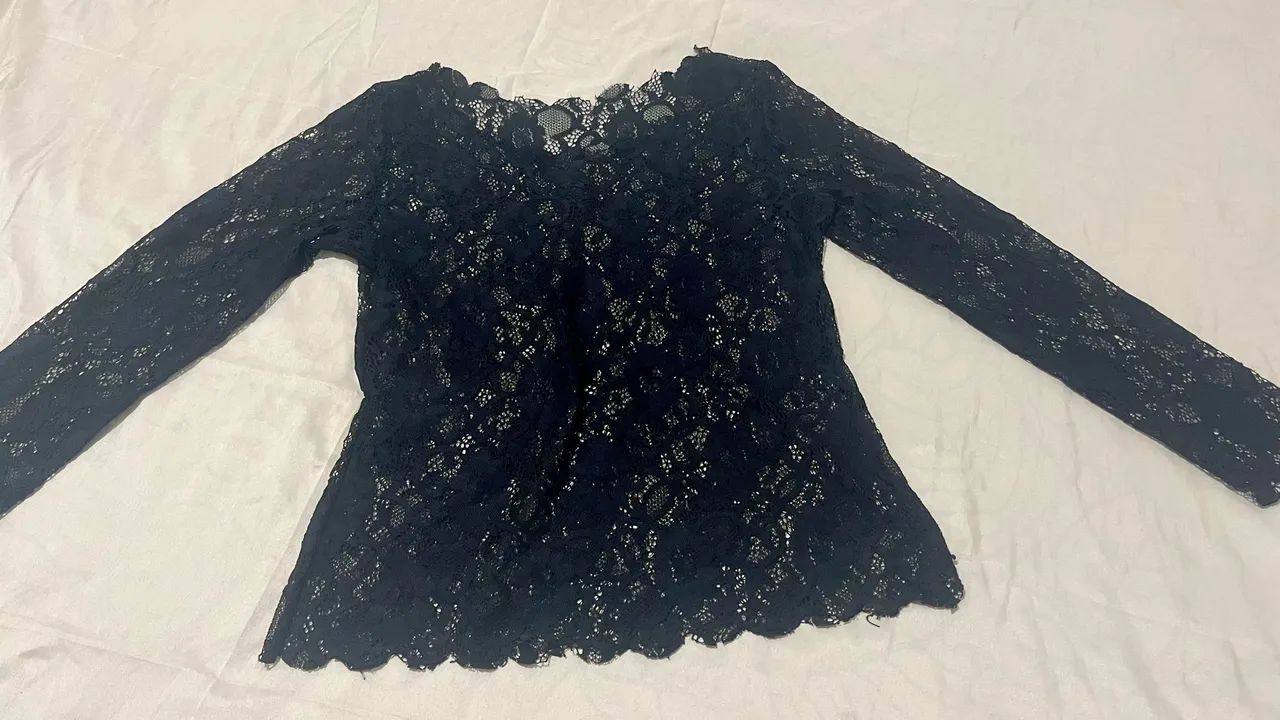 Blusa rendada preta*