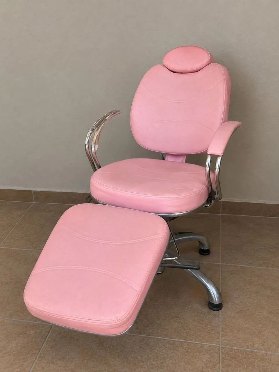 Cadeira de Estética Reclinável Rosa com Apoio para os Pés