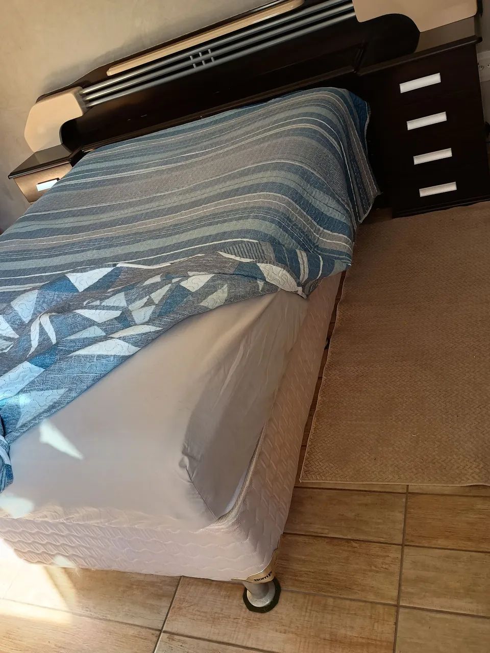 Vendo cama box de casal com cabeceira em ótimo estado. - Foto 3