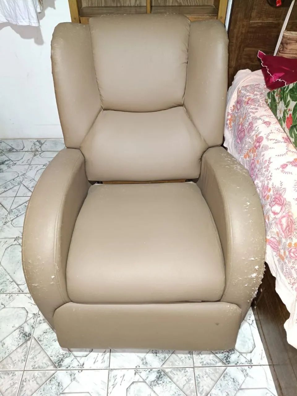 Poltrona Reclinável em Couro Sintético com Apoio para os Pés  - Foto 4