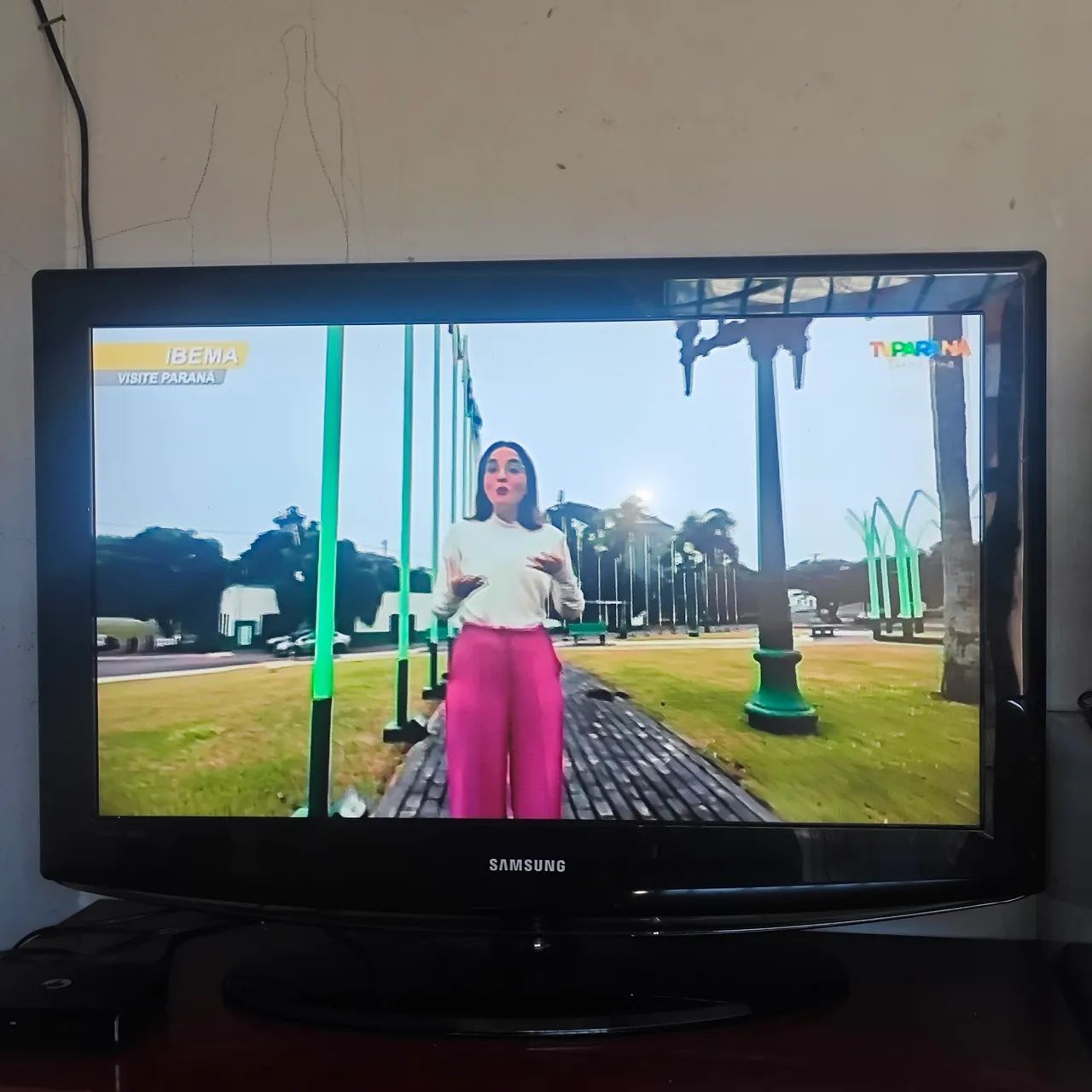 TV Samsung 32" LCD com Controle - Perfeito Estado / Funcionando 100% - Foto 3