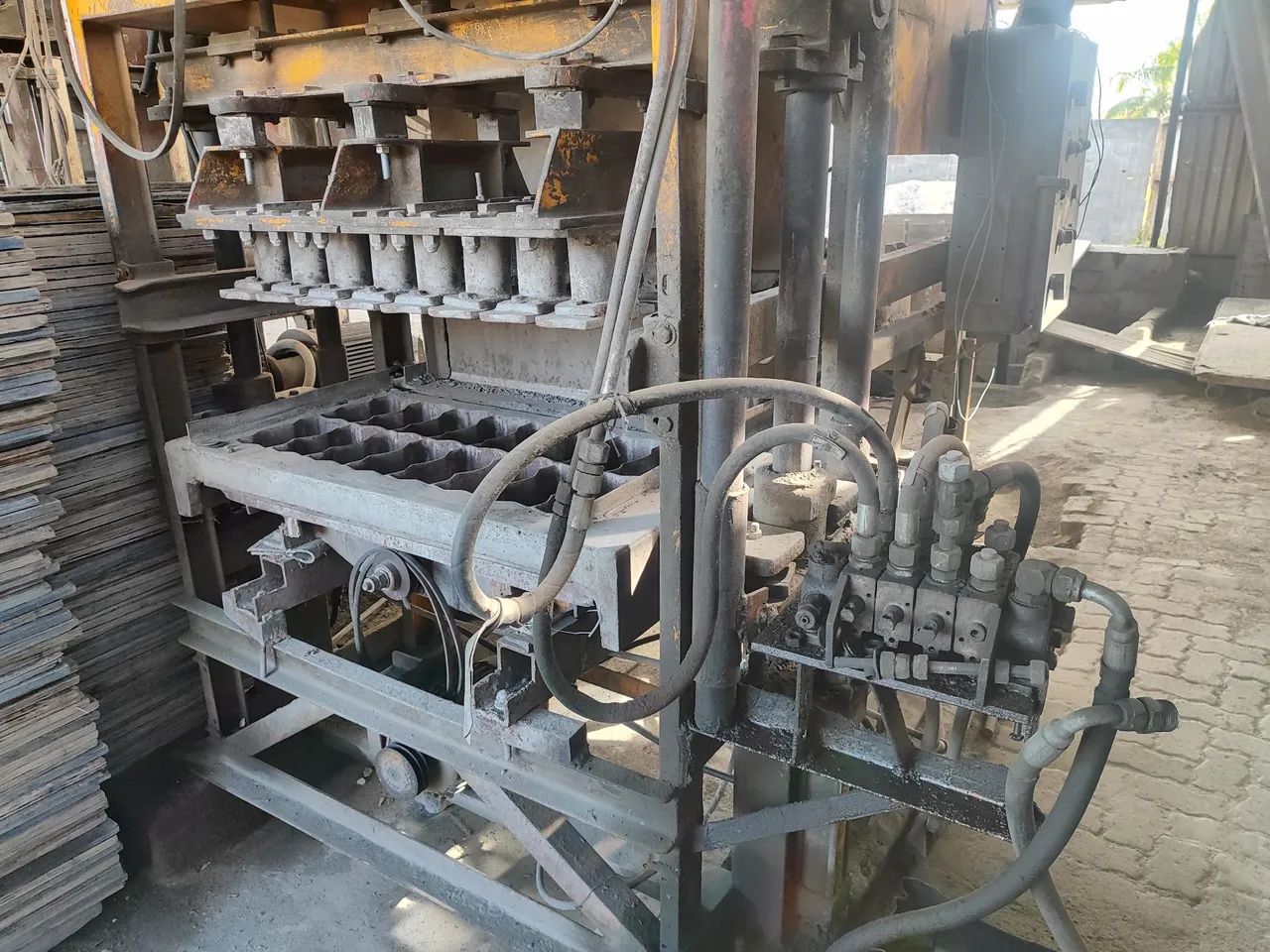 Máquina de blocos e outra de paver de concreto 