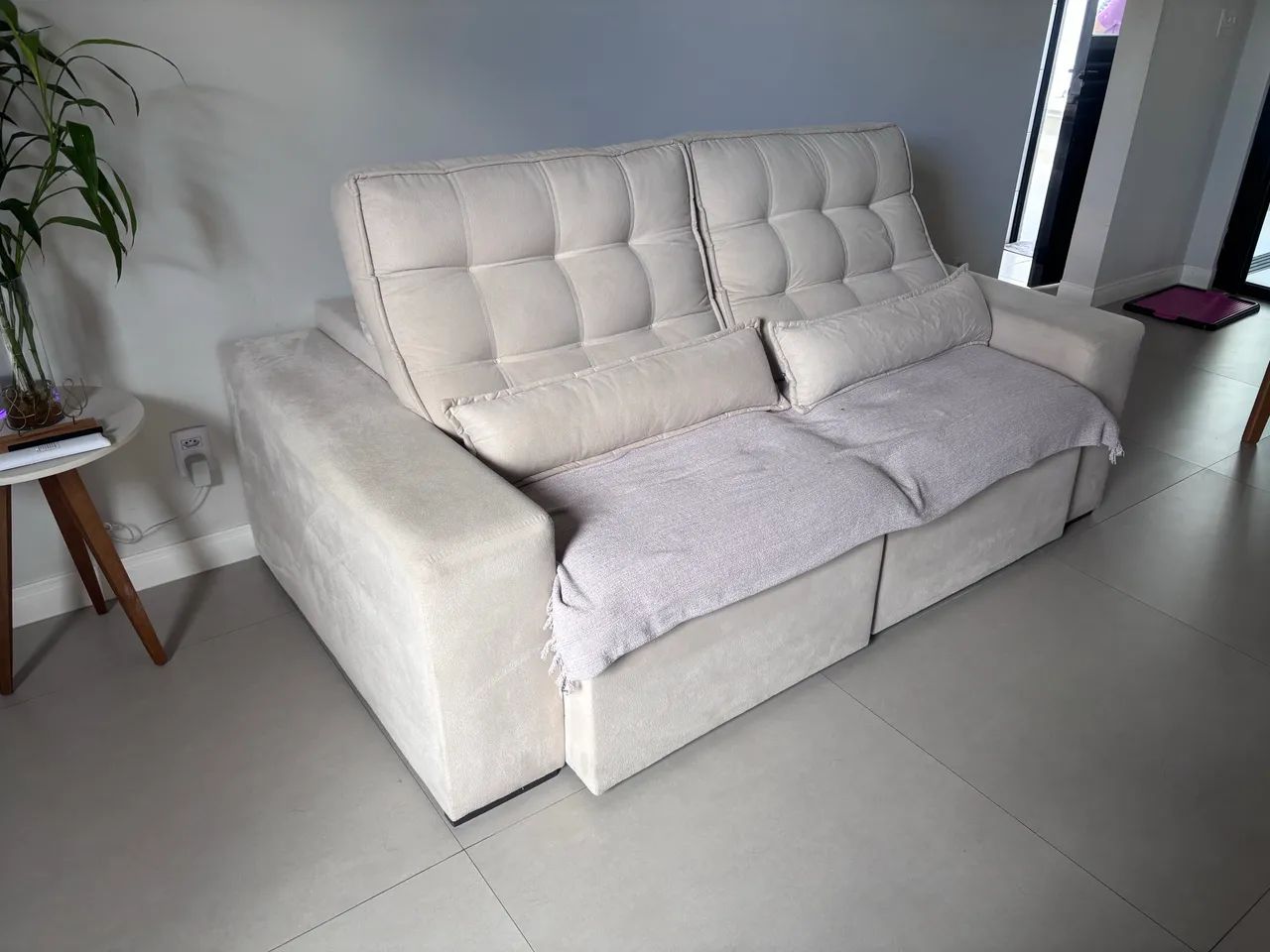 Sofá retrátil 3 lugares creme 210x115
