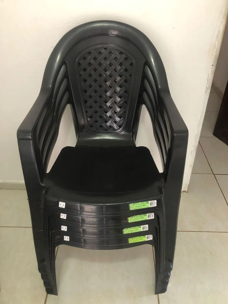 conjunto com 4 cadeiras preta.