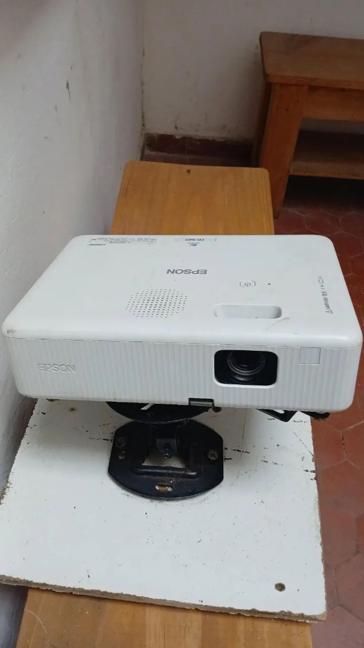Projetor Epson branco.