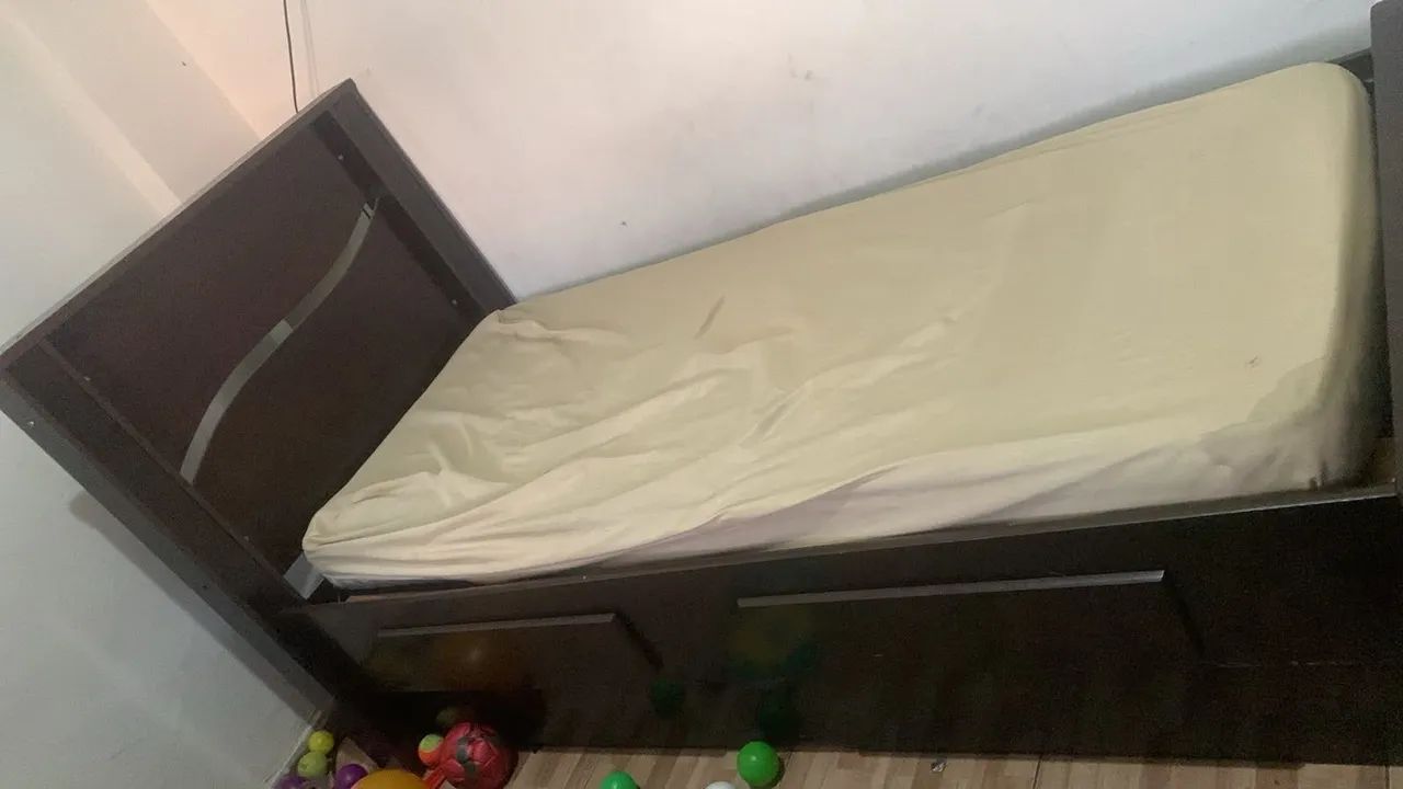 Vendo bi cama com colchão 