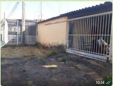 Lote de esquina com uma casa simples nascente