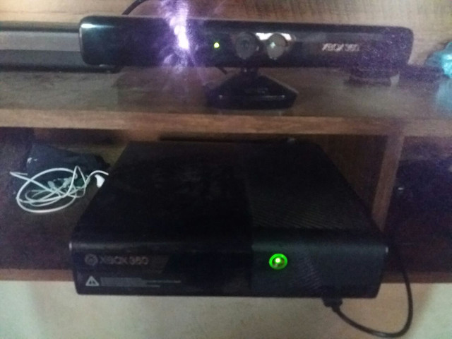 Xbox 360 + Kinect + 2 controles