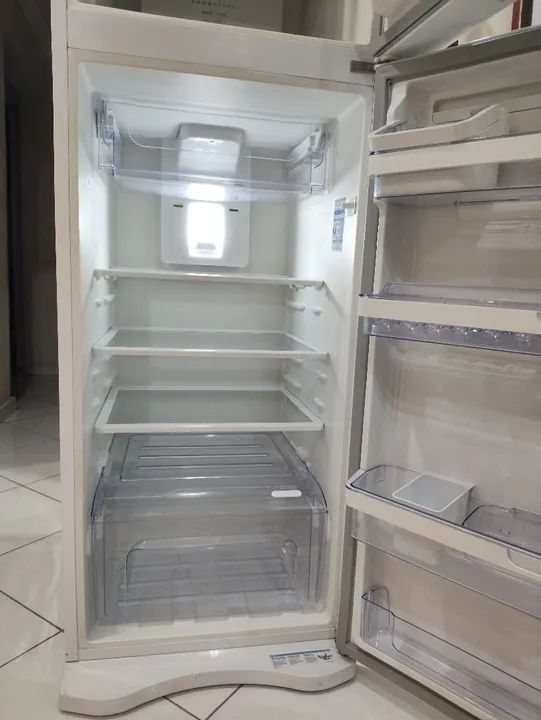 Geladeira duplex Eletrolux seminova - Foto 5