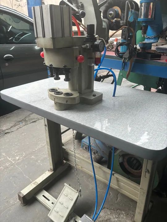 Máquina de Aplicar Botões Cabeçote Triplo
