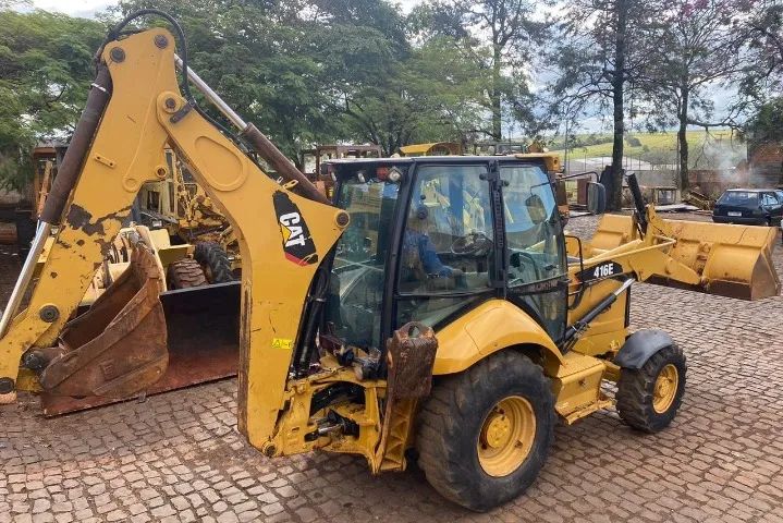 Retroescavadeira Caterpillar 416 2016