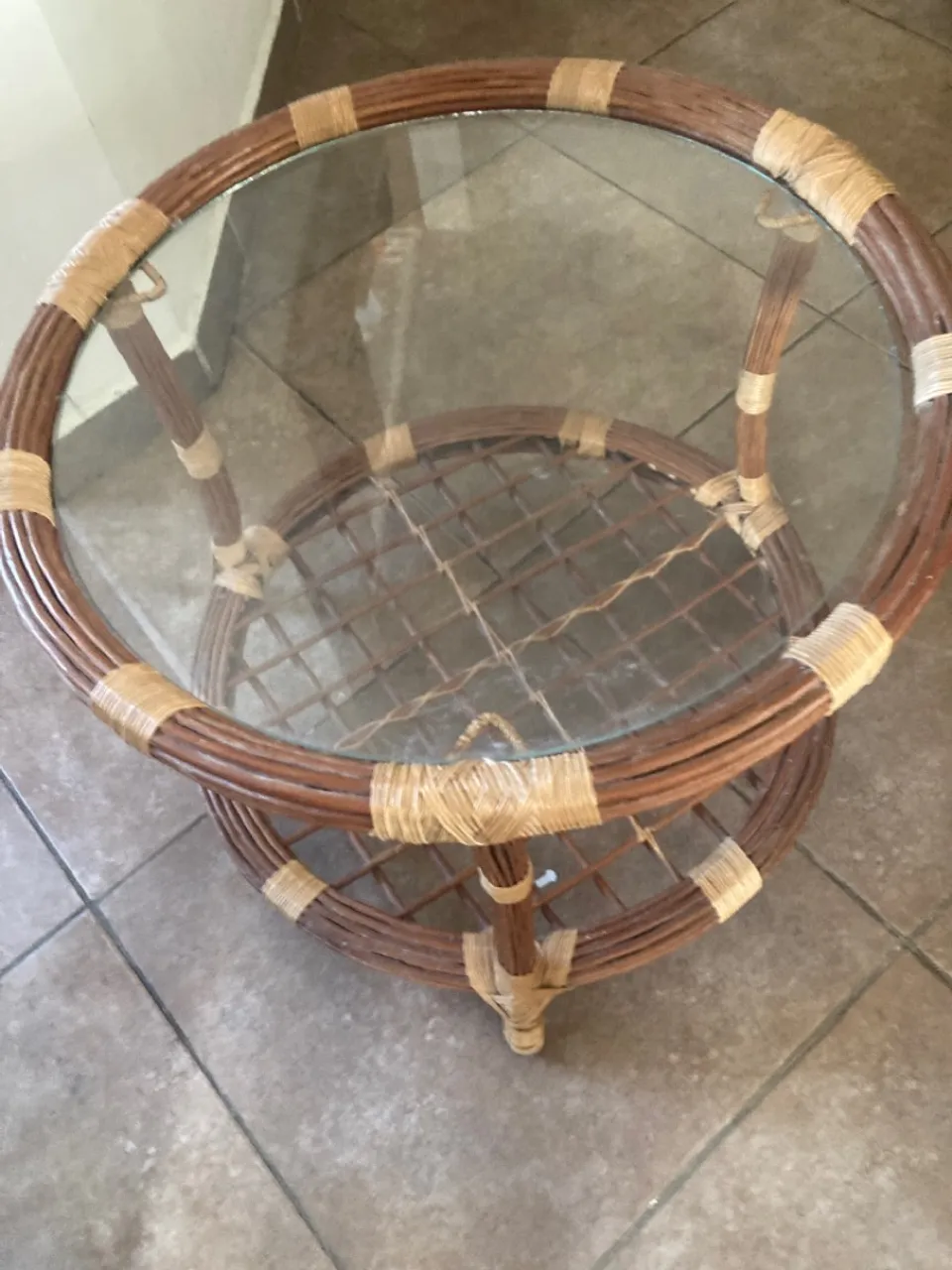 Mesa de centro em vime com tampo de vidro